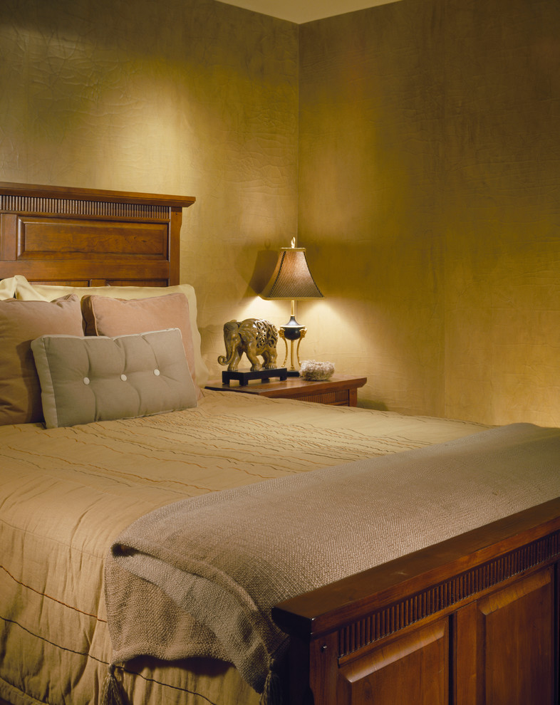 Стильный дизайн: гостевая спальня (комната для гостей) в стиле рустика с зелеными стенами без камина - последний тренд