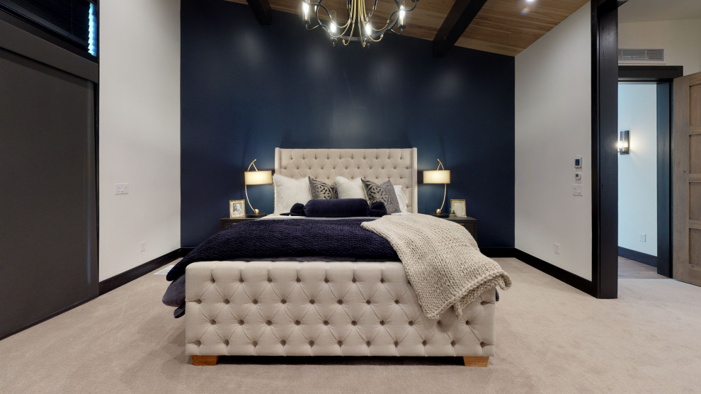 Mittelgroßes Rustikales Hauptschlafzimmer mit blauer Wandfarbe und Teppichboden in Salt Lake City