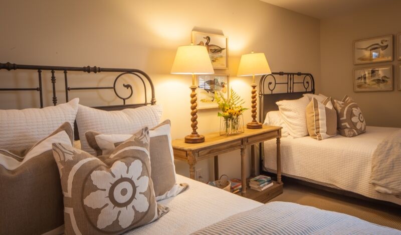 Diseño de habitación de invitados contemporánea de tamaño medio con paredes beige