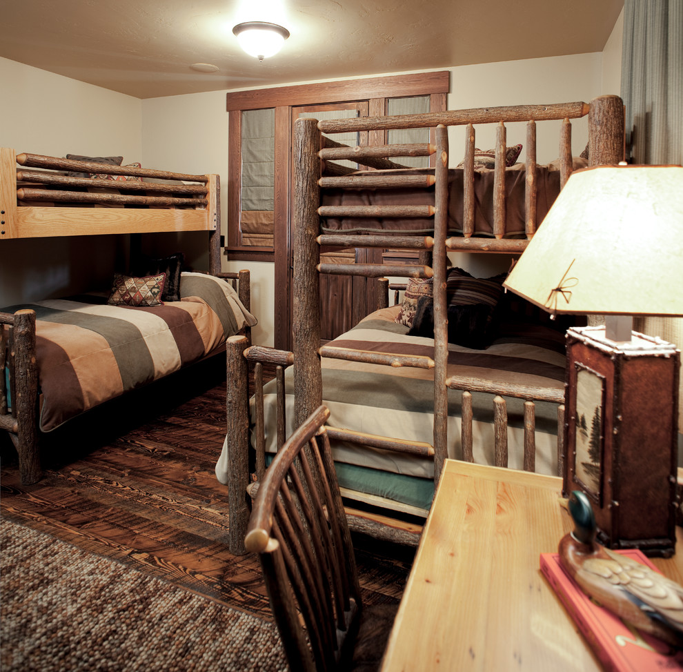 Idee per una camera degli ospiti stile rurale di medie dimensioni con pareti beige e parquet scuro
