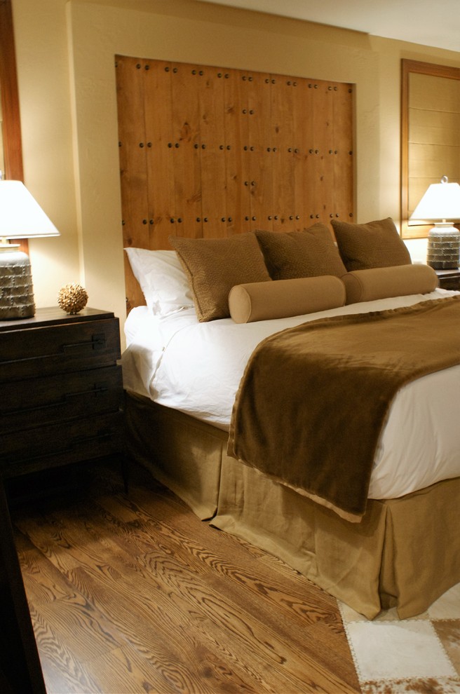 Großes Rustikales Hauptschlafzimmer mit beiger Wandfarbe und braunem Holzboden in Salt Lake City