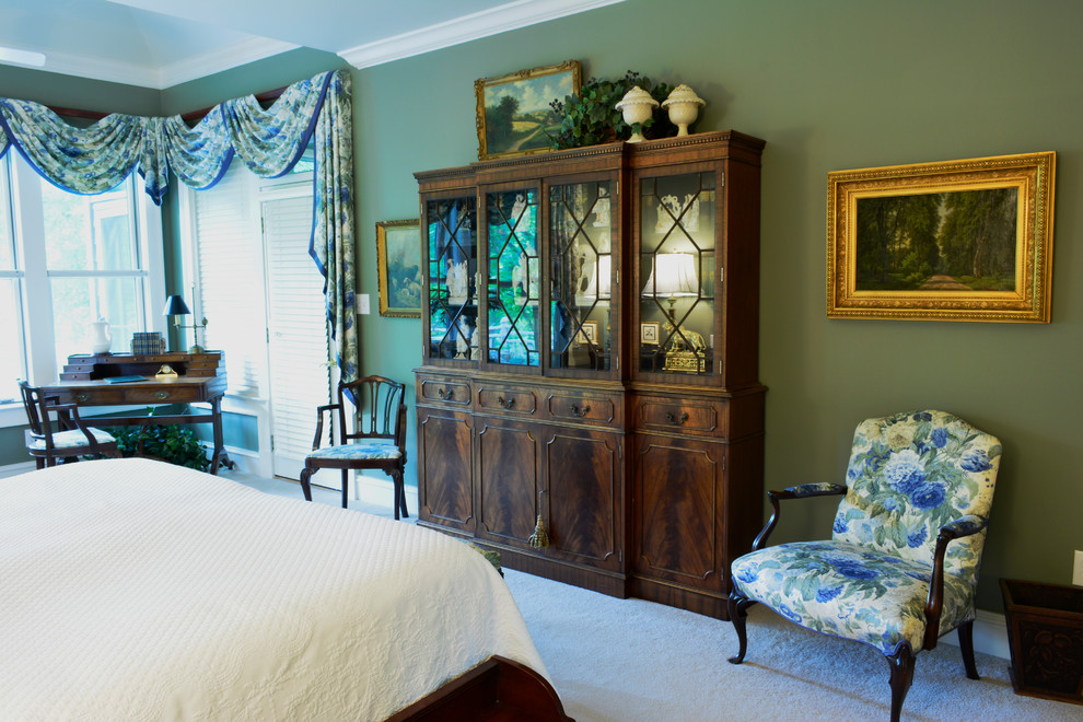 Свежая идея для дизайна: хозяйская спальня среднего размера в классическом стиле с зелеными стенами и ковровым покрытием без камина - отличное фото интерьера