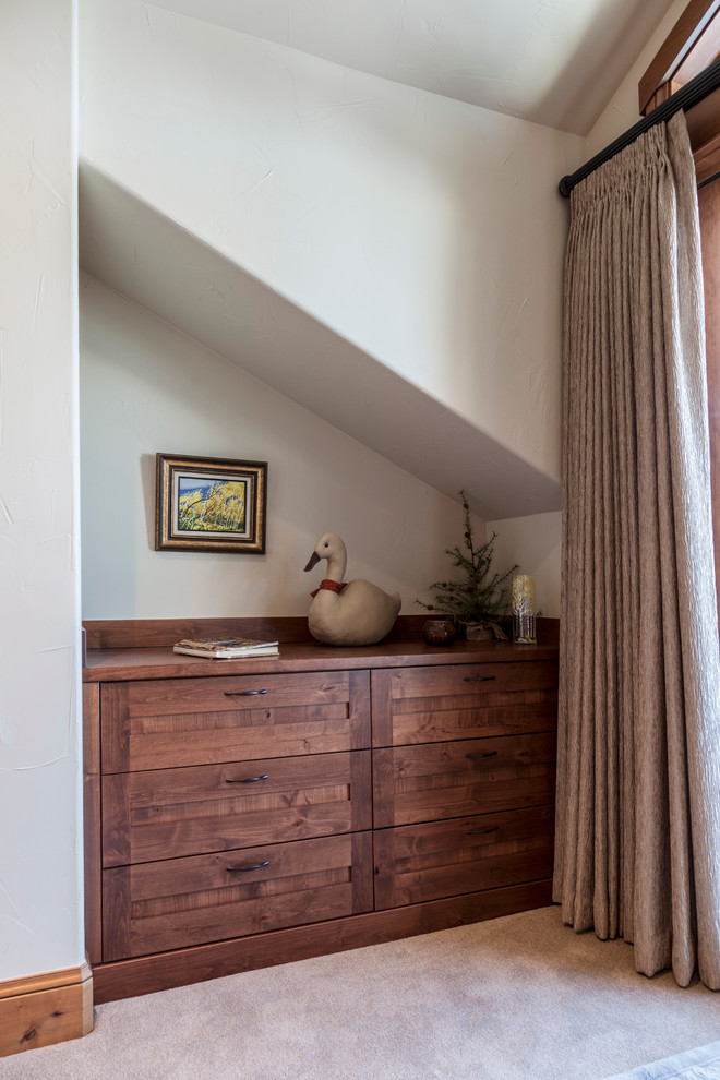 Пример оригинального дизайна: маленькая гостевая спальня (комната для гостей) в стиле рустика с ковровым покрытием для на участке и в саду