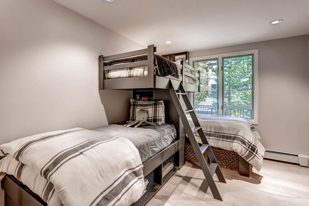 Источник вдохновения для домашнего уюта: спальня среднего размера в современном стиле с серыми стенами, полом из керамической плитки и бежевым полом