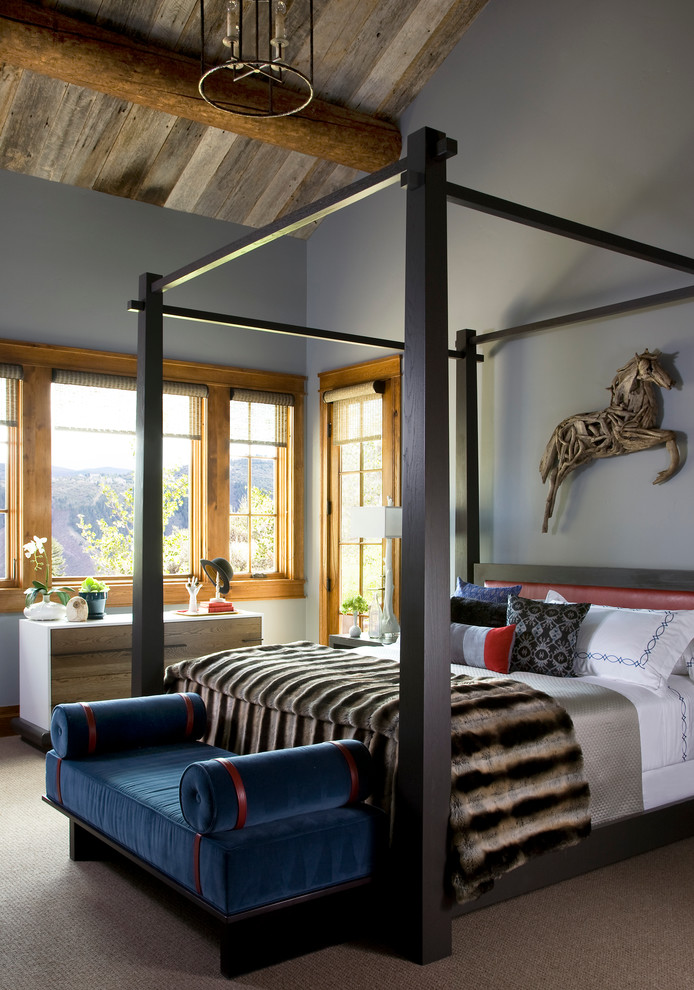 Идея дизайна: спальня в стиле рустика с синими стенами