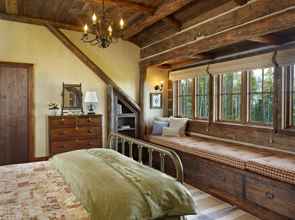 Пример оригинального дизайна: гостевая спальня среднего размера, (комната для гостей) в стиле рустика с бежевыми стенами и паркетным полом среднего тона