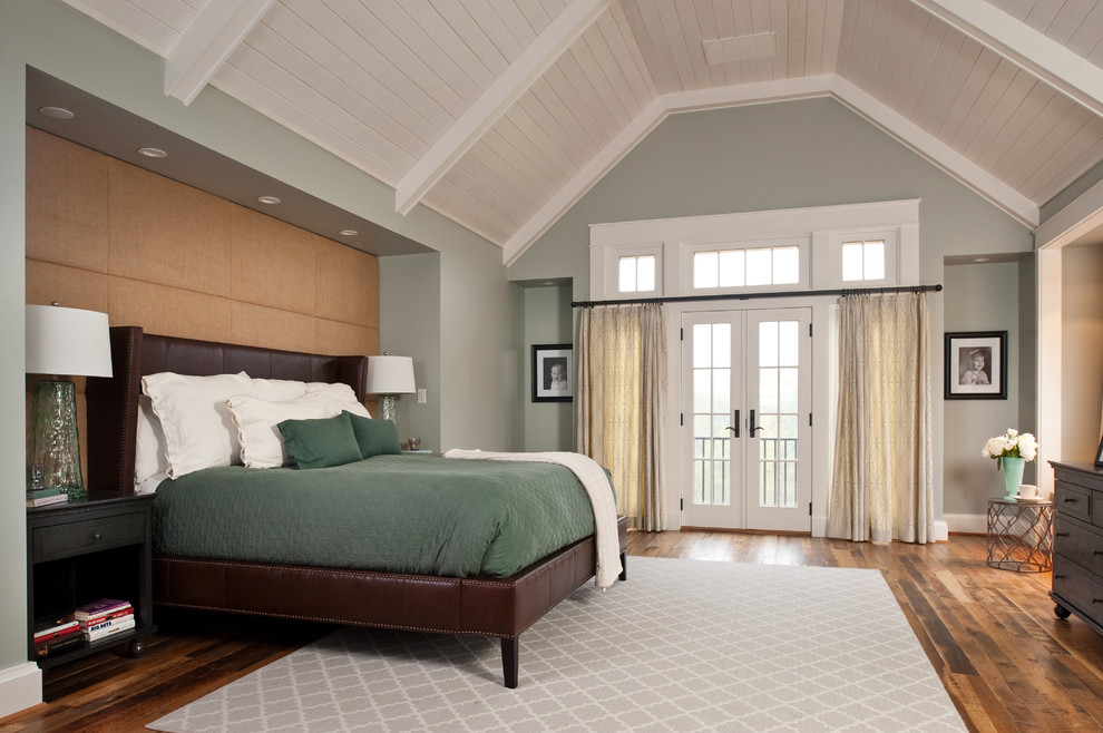 Diseño de dormitorio principal rural grande sin chimenea con suelo de madera en tonos medios y paredes grises