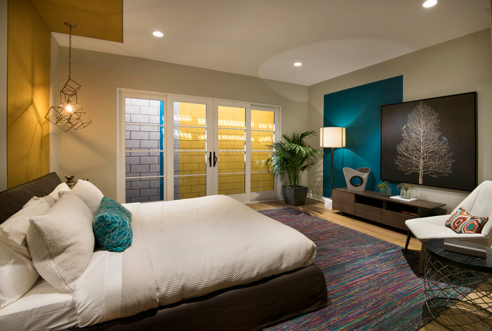 Großes Modernes Hauptschlafzimmer ohne Kamin mit beigem Boden, beiger Wandfarbe und hellem Holzboden in Phoenix