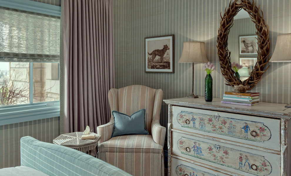 Diseño de habitación de invitados rústica con paredes azules