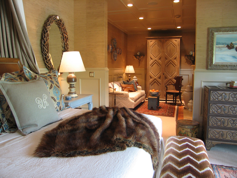 Uriges Hauptschlafzimmer mit beiger Wandfarbe, Teppichboden und beigem Boden in Dallas