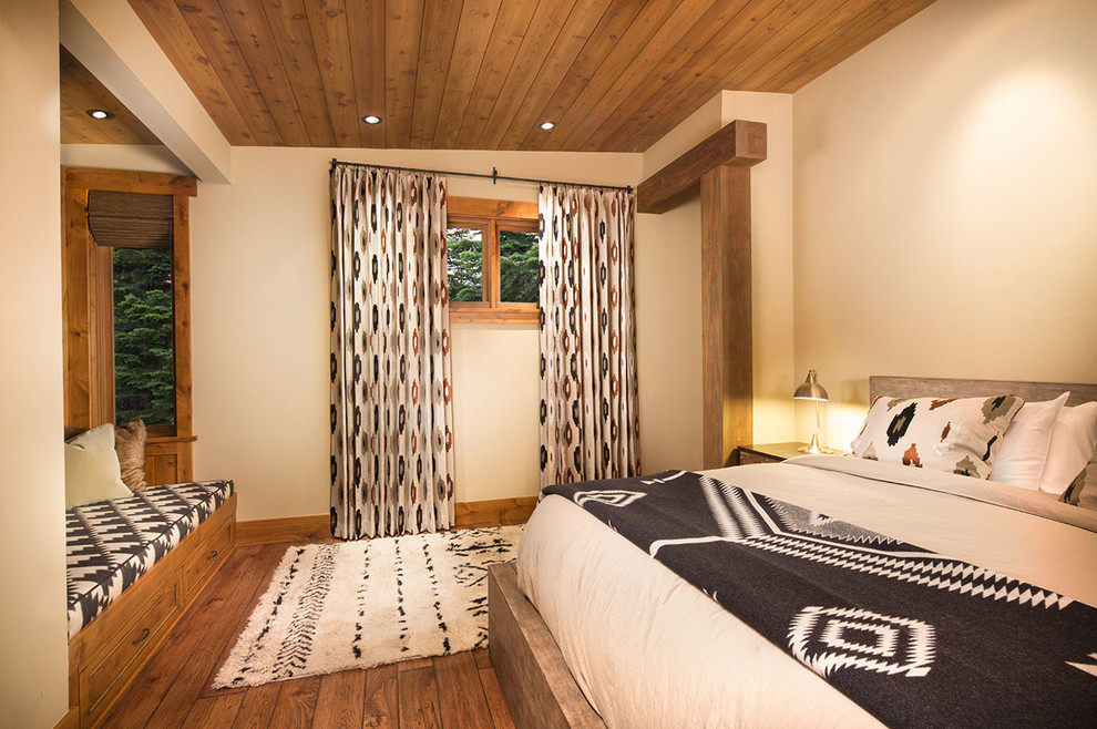 Foto de dormitorio principal rústico de tamaño medio sin chimenea con paredes beige y suelo de madera en tonos medios