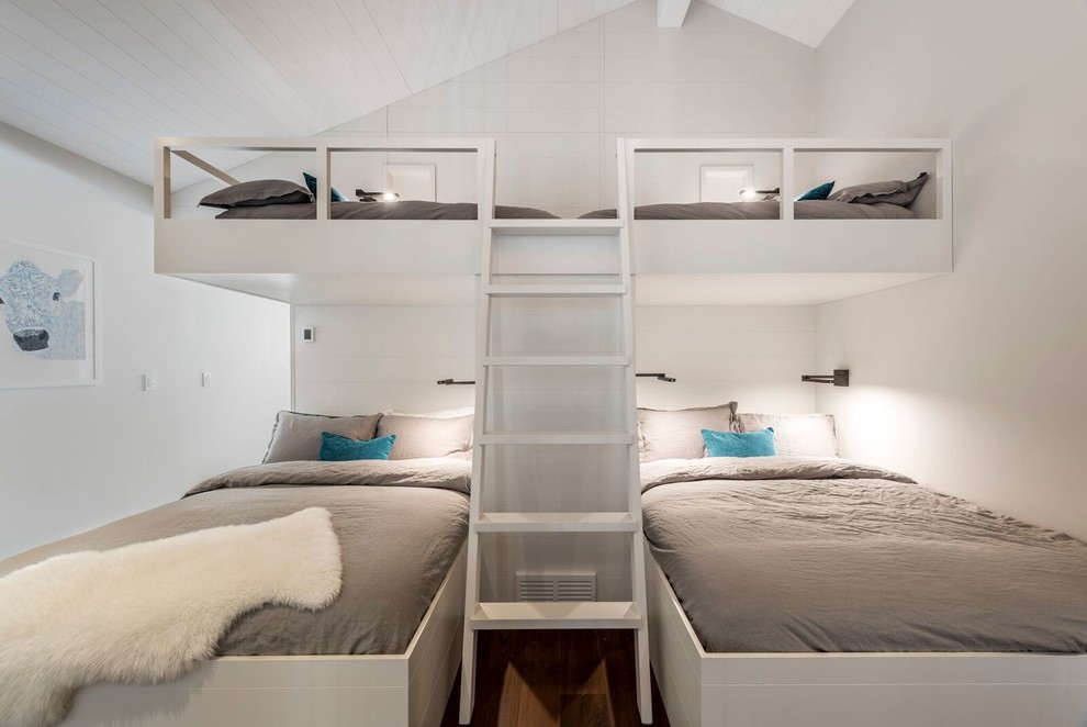 Источник вдохновения для домашнего уюта: большая спальня на антресоли в стиле неоклассика (современная классика) с белыми стенами и паркетным полом среднего тона