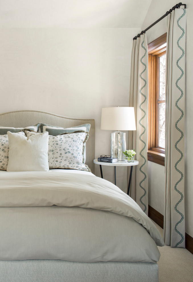 デンバーにある小さなシャビーシック調のおしゃれな客用寝室 (白い壁、カーペット敷き、暖炉なし) のレイアウト