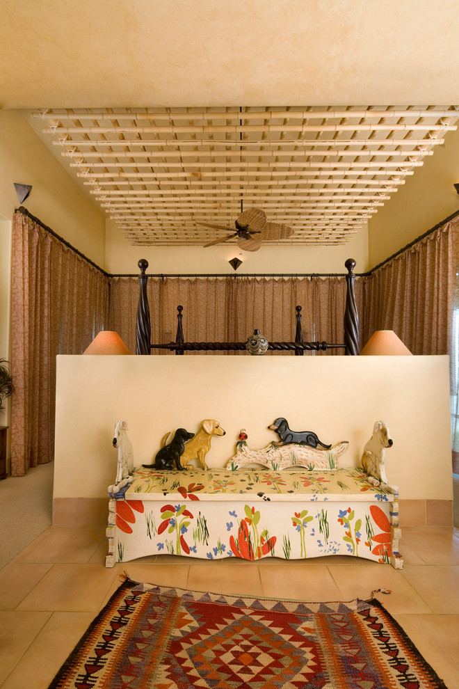 Пример оригинального дизайна: гостевая спальня (комната для гостей) в стиле фьюжн с бежевыми стенами и полом из керамической плитки