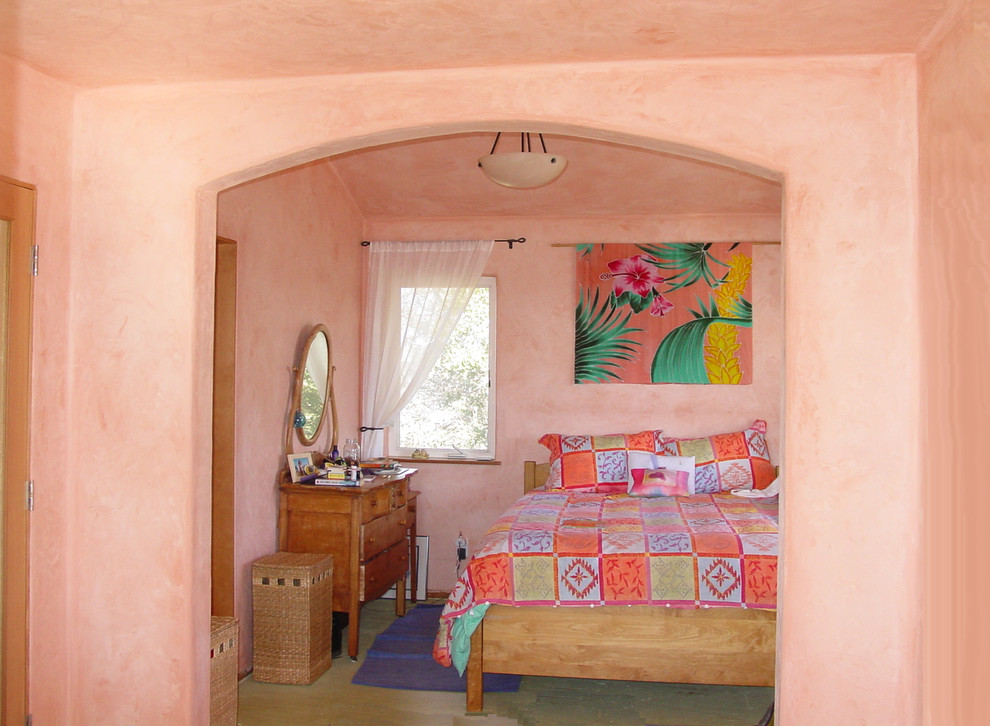 Foto de habitación de invitados exótica de tamaño medio sin chimenea con paredes rosas, suelo de baldosas de cerámica y suelo beige
