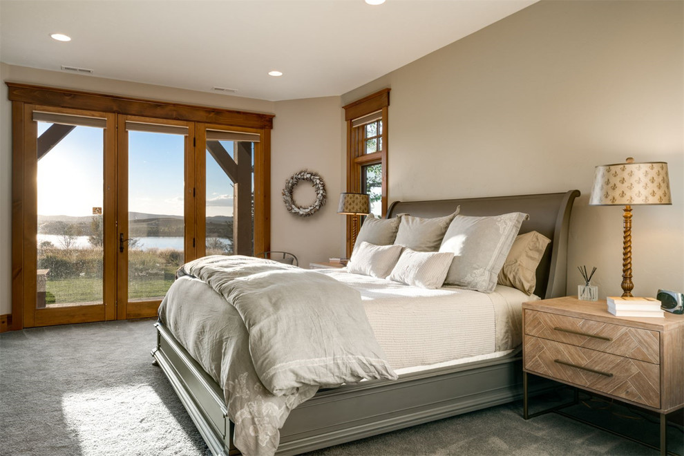 Cette image montre une chambre avec moquette chalet avec un mur beige et un sol gris.