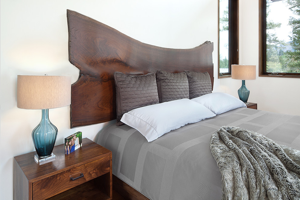 Foto de dormitorio principal contemporáneo grande con paredes grises y suelo de madera en tonos medios