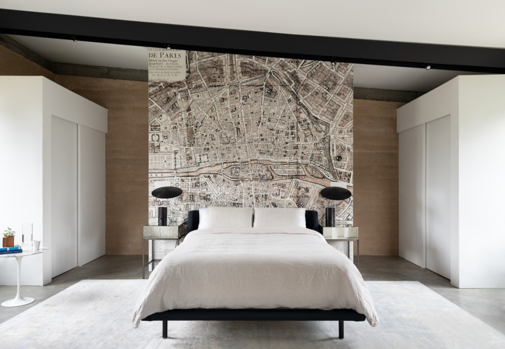 Пример оригинального дизайна: спальня в современном стиле с белыми стенами, бетонным полом, серым полом, балками на потолке, сводчатым потолком и обоями на стенах