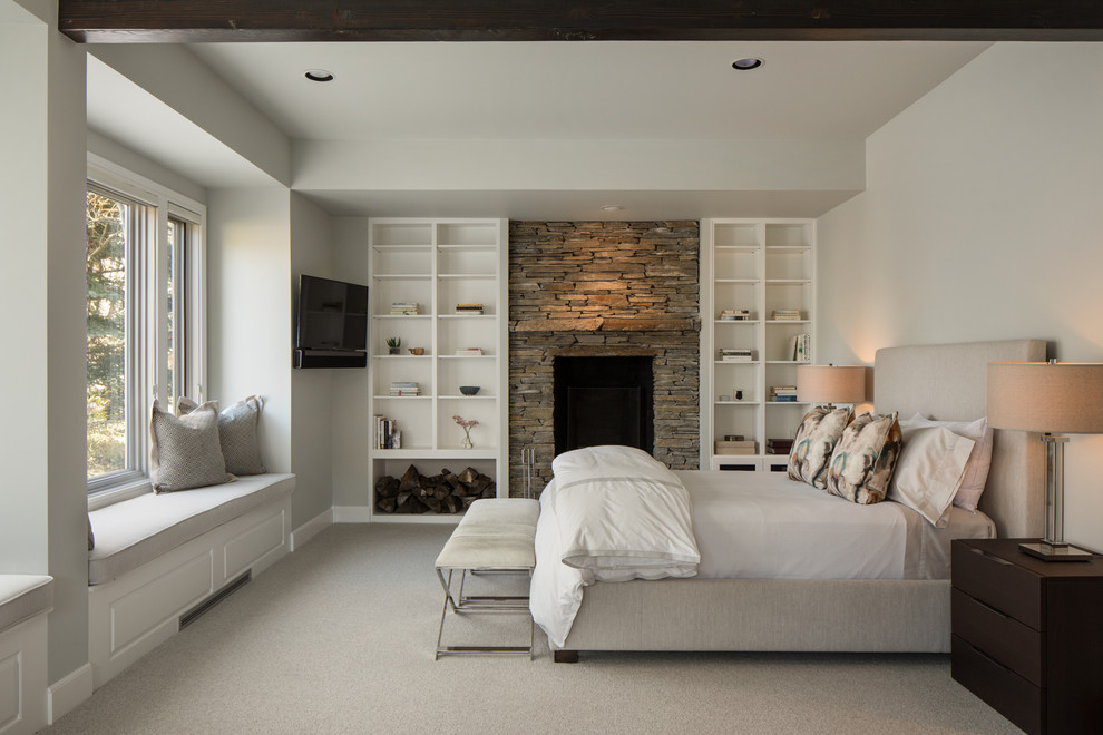 Свежая идея для дизайна: хозяйская спальня среднего размера в стиле неоклассика (современная классика) с белыми стенами, ковровым покрытием, стандартным камином, фасадом камина из камня и белым полом - отличное фото интерьера