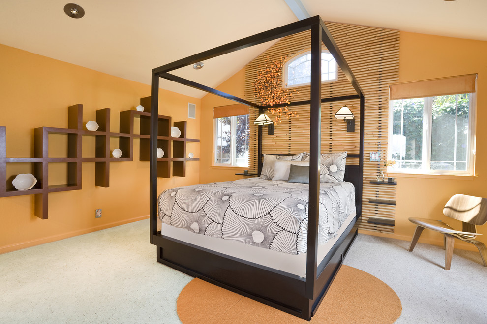 Exempel på ett exotiskt sovrum, med orange väggar