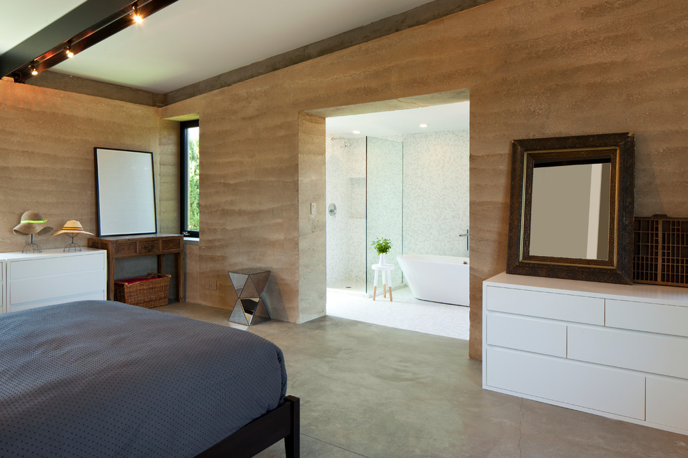 Diseño de dormitorio tipo loft moderno de tamaño medio sin chimenea con paredes marrones y suelo de cemento