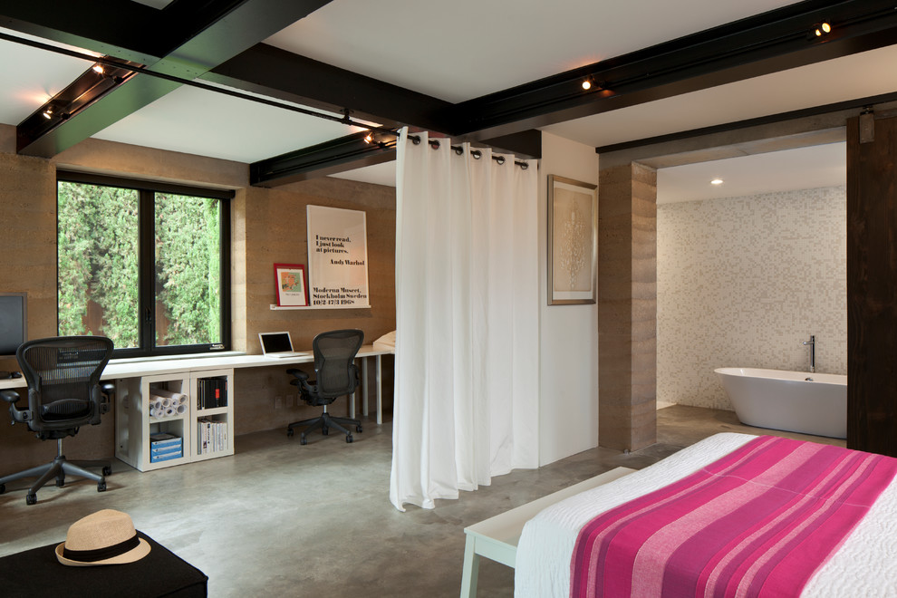 Imagen de habitación de invitados contemporánea de tamaño medio sin chimenea con paredes marrones y suelo de cemento