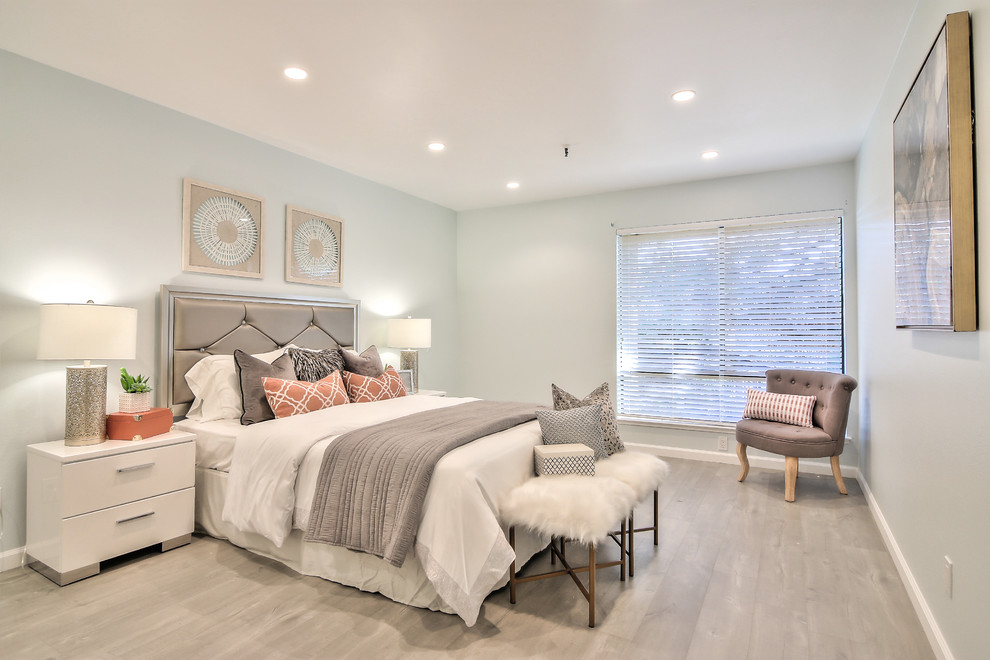 Свежая идея для дизайна: гостевая спальня (комната для гостей) в стиле неоклассика (современная классика) с синими стенами и серым полом - отличное фото интерьера