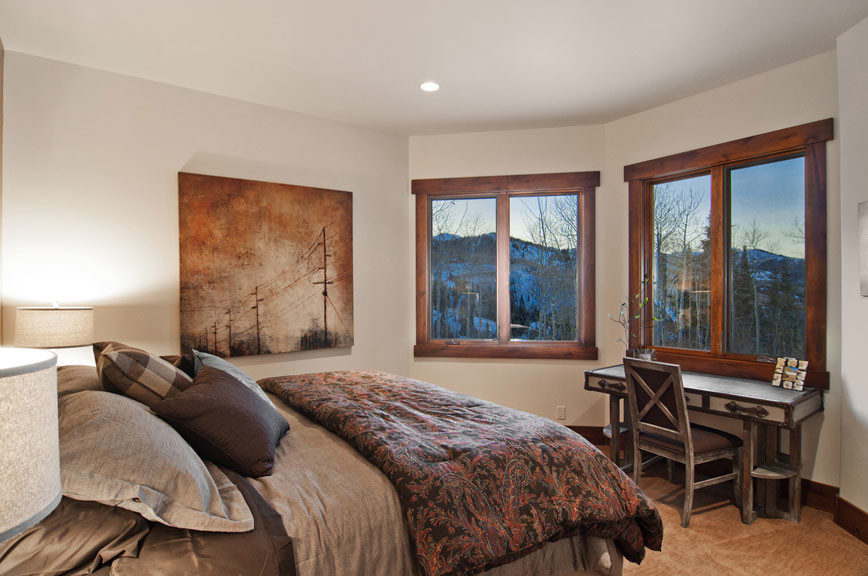 Immagine di una piccola camera degli ospiti rustica con moquette e pareti beige
