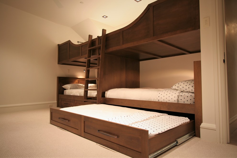 Пример оригинального дизайна: гостевая спальня среднего размера, (комната для гостей) в стиле рустика с ковровым покрытием, бежевыми стенами и бежевым полом без камина