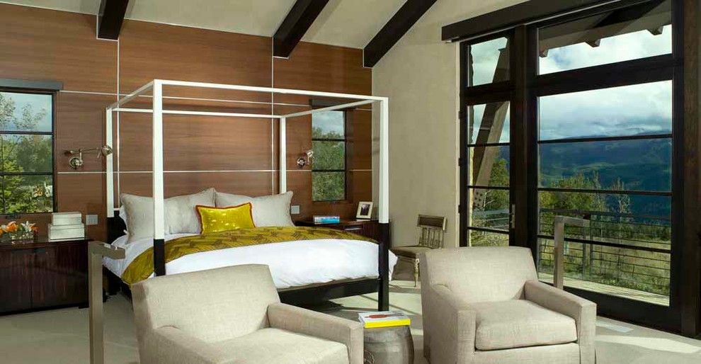 Идея дизайна: хозяйская спальня в стиле модернизм с бежевыми стенами