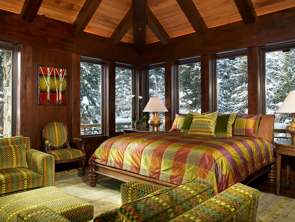 На фото: большая хозяйская спальня в стиле рустика с коричневыми стенами