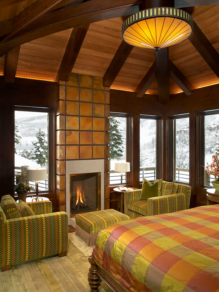 デンバーにある広いラスティックスタイルのおしゃれな主寝室 (茶色い壁、標準型暖炉、タイルの暖炉まわり) のレイアウト