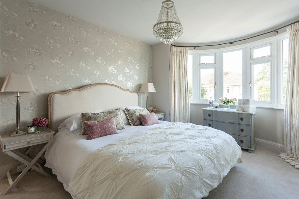Inspiration för ett lantligt sovrum, med grå väggar, heltäckningsmatta och grått golv