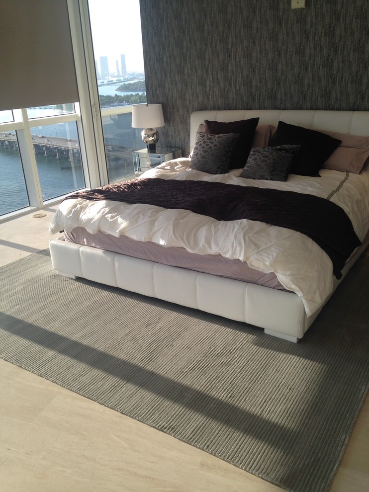 Foto di una camera da letto minimalista di medie dimensioni con pavimento in pietra calcarea