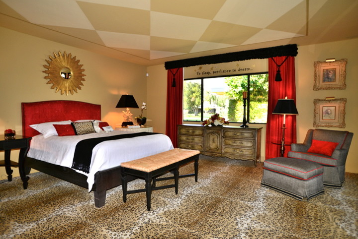 他の地域にあるエクレクティックスタイルのおしゃれな寝室 (赤いカーテン)