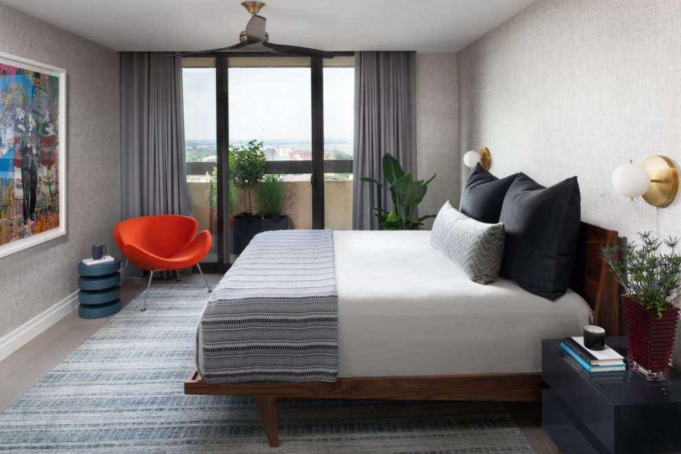 Exemple d'une chambre tendance avec un mur gris, parquet foncé, un sol marron et du papier peint.