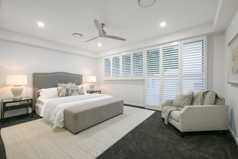 Großes Modernes Hauptschlafzimmer ohne Kamin mit weißer Wandfarbe, Teppichboden und schwarzem Boden in Brisbane