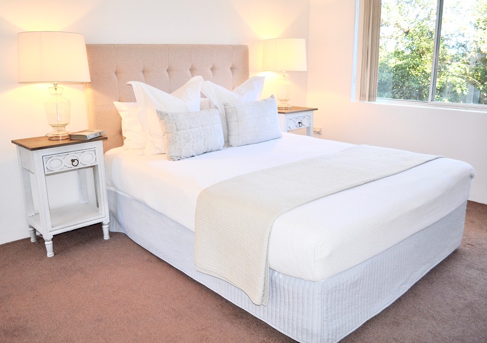 Kleines Modernes Hauptschlafzimmer mit beiger Wandfarbe und Teppichboden in Sydney