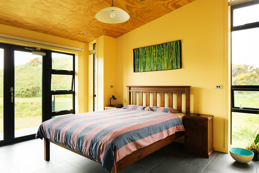 Inspiration för ett sovrum, med gula väggar