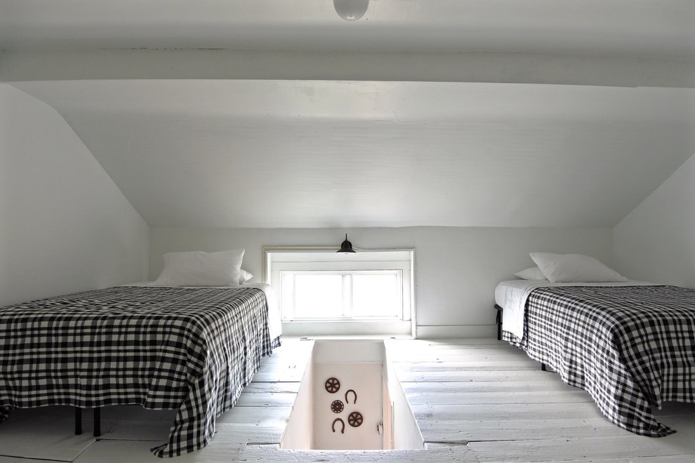 Пример оригинального дизайна: гостевая спальня среднего размера, (комната для гостей) в стиле кантри с белыми стенами, деревянным полом и белым полом без камина