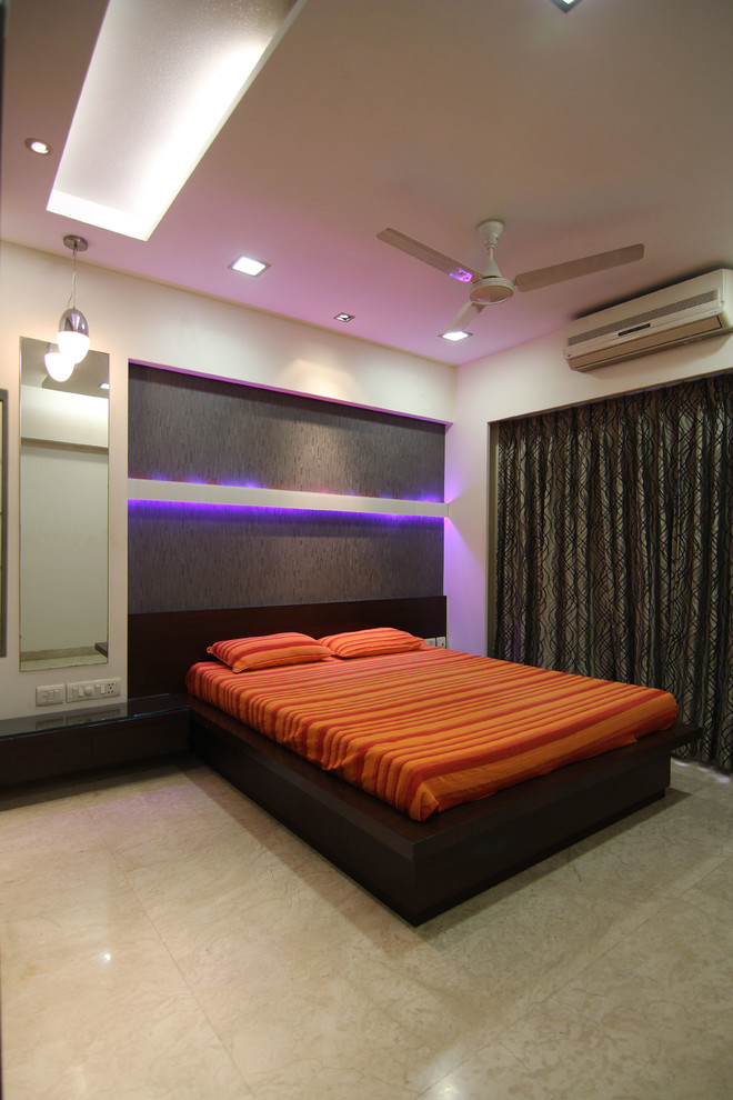 Imagen de dormitorio principal moderno de tamaño medio sin chimenea con paredes marrones y suelo de mármol