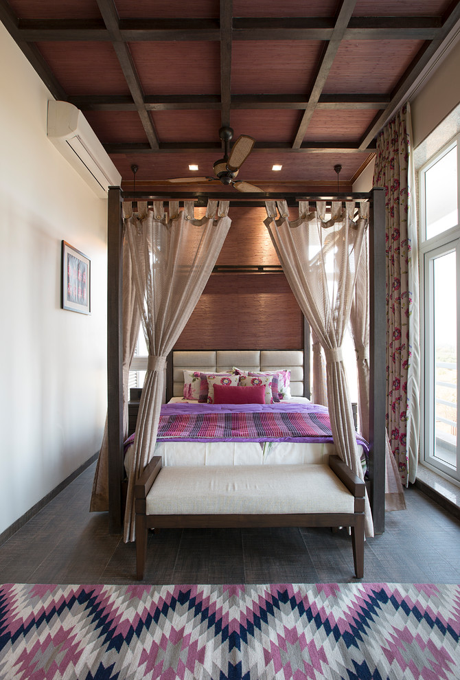 Foto di una camera da letto design di medie dimensioni con pareti bianche e pavimento grigio