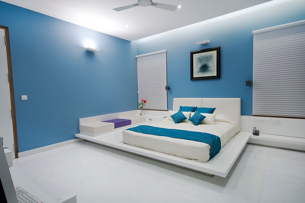 Aménagement d'une chambre parentale contemporaine de taille moyenne avec un mur bleu, un sol en carrelage de céramique et aucune cheminée.