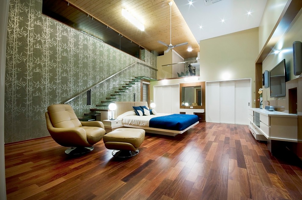 Geräumiges Modernes Hauptschlafzimmer ohne Kamin mit grüner Wandfarbe und Laminat in Indianapolis