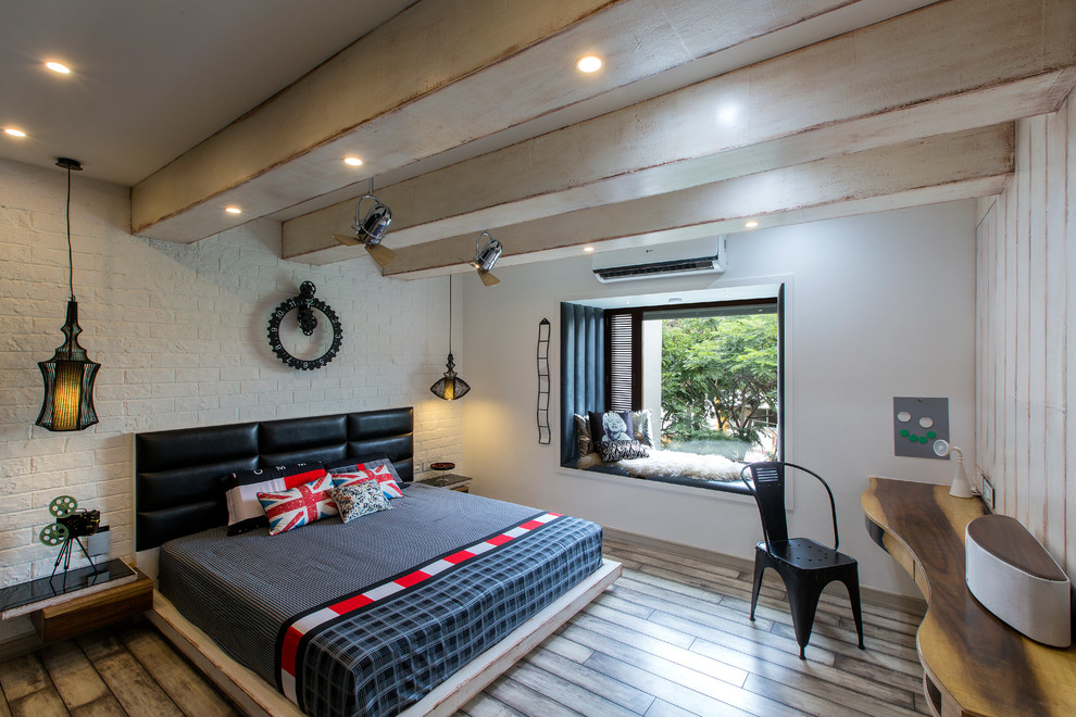 Ejemplo de dormitorio principal actual de tamaño medio con paredes blancas, suelo marrón y suelo de madera oscura