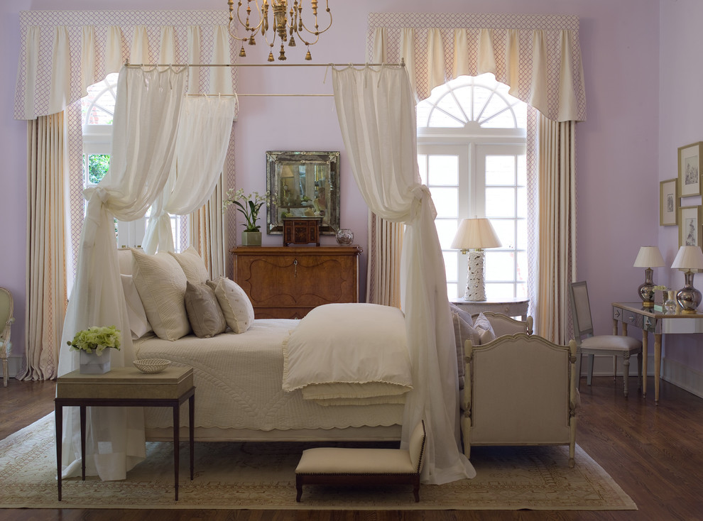 Источник вдохновения для домашнего уюта: большая хозяйская спальня в классическом стиле с фиолетовыми стенами и ковровым покрытием