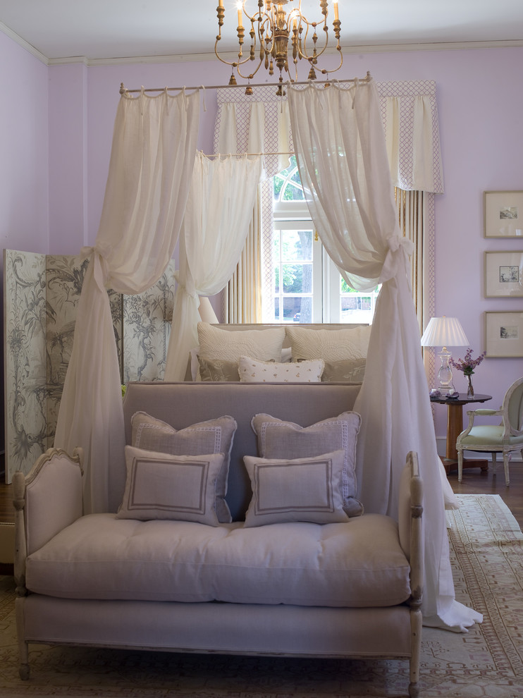 シャーロットにある広いトラディショナルスタイルのおしゃれな主寝室 (紫の壁、カーペット敷き) のレイアウト