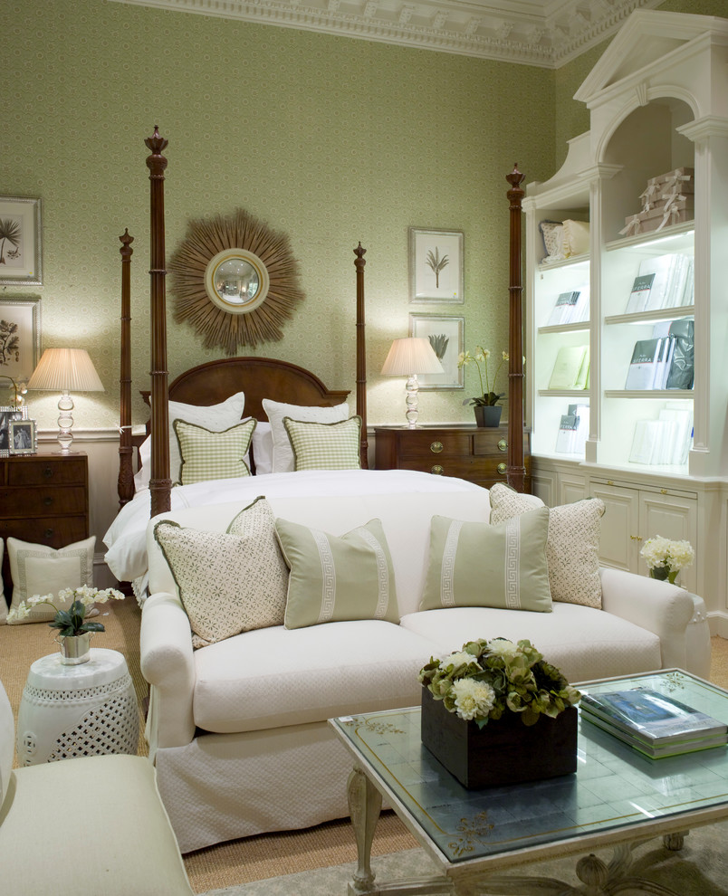 На фото: большая гостевая спальня (комната для гостей) в классическом стиле с зелеными стенами и ковровым покрытием с