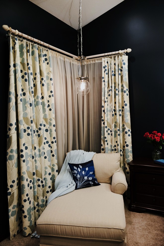 На фото: хозяйская спальня среднего размера в стиле неоклассика (современная классика) с синими стенами и ковровым покрытием