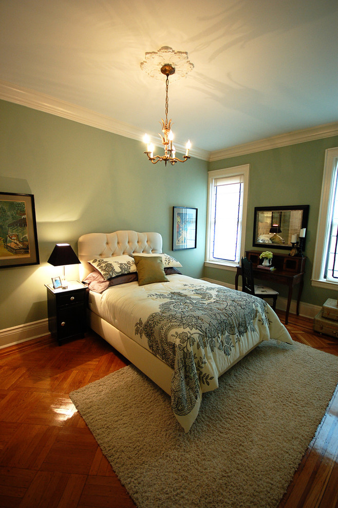 Klassisches Gästezimmer mit grüner Wandfarbe und dunklem Holzboden in Sonstige